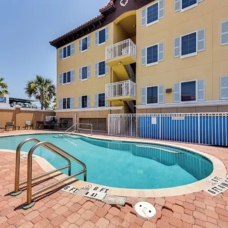 Pet-Friendly Fernandina Beach Condo Walk to Beach