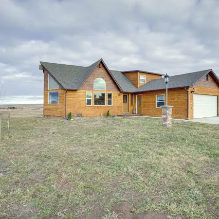 Roberts Home w/ Western Decor & Mountain Views!