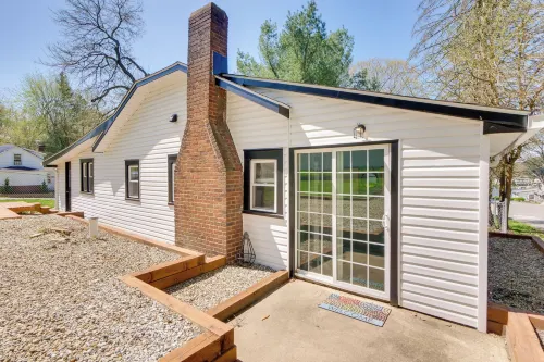 Walk to Lake: Nautical Akron Cottage w/ Deck! -  Privatzimmer