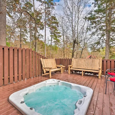 Hot Tub: 'Little Bear's Pond' Broken Bow Cabin