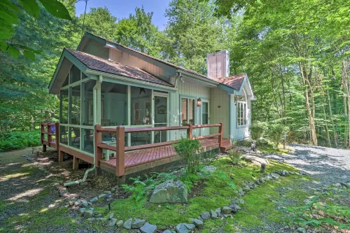 Deck & Resort Amenities: Pocono Lake Home - Pysäköinti