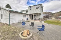 Kooskia Sanctuary w/ Patio, Fire Pit & Grill! - parking