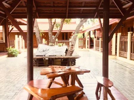 Luang Chumni Village Отели рядом с достопримечательностью «Wat Tha Ka Rong»