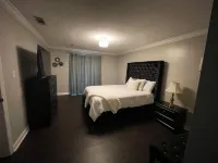 RE Stylish Condo By Mall Area