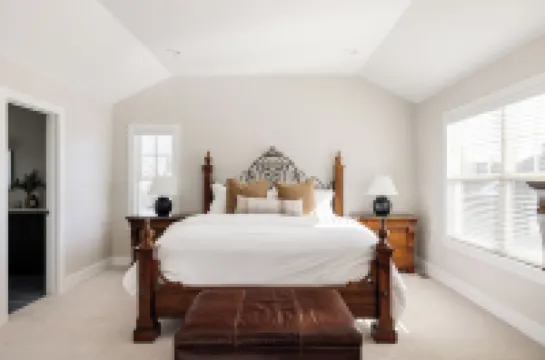 Nest out west in this professionally designed 2 BD/3 BA townhome. Sleeps 6.