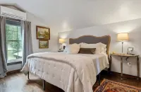 Whitefish Outpost Cozy Cabin. 3 miles from town!