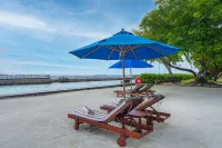 Hulhule Island Hotel - Beach