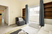 Eclectic Dreams Rabin Square Apt โรงแรมใน