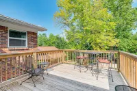 Waterfront Escape in Cub Run w/ Deck & Hot Tub! - 3 tähden