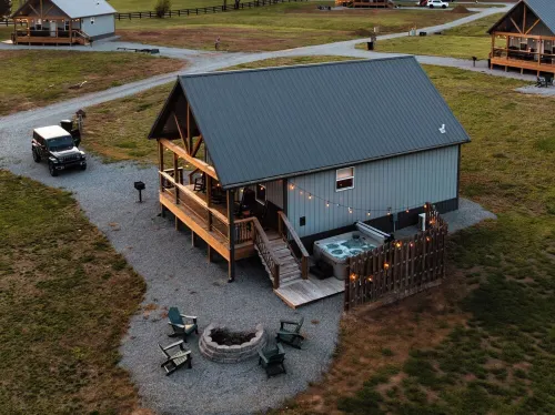 HOT TUB~Dog Friendly Cabin~Fishing~River boat ramp~20 Min to Lake Cumberland