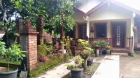 Penginapan widodo syariah.fasilitas Ac,air panas,Tv dan wi.parkir luas luar dan dalam.1 kamar standar dan 2 kamar family. Hotel di Kembanglimus