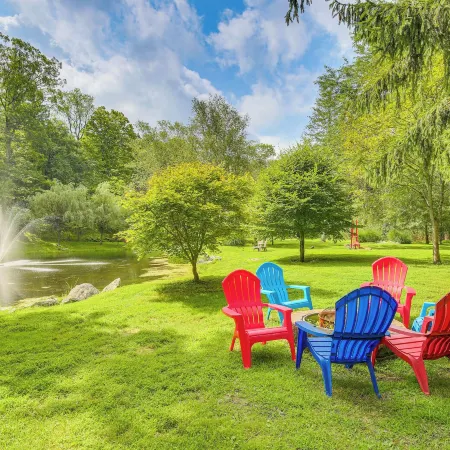 Serene Holmes Cottage Near Lakes & Trails!