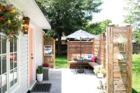 Private Detached Guest House Close to Historic Charleston