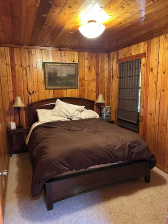 M'Hollow a cozy 2-bedroom cabin in serene Logan with AC, WiFi