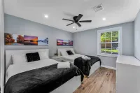Beautiful House, Dogs ok! in WLE! Walk to the pool!