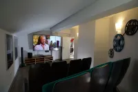 Four-window villa with private swimming pool, cinema, sauna for 14 people Hotels in Hohenkirchen