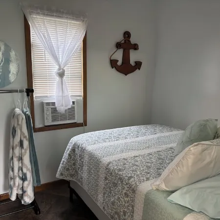 "Beachy Bungalow" cottage in  Harbor Beach - Perfect getaway spot