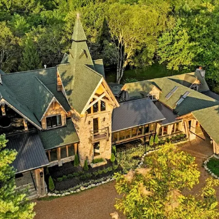 Extraordinary Manor at Dark Horse Estate