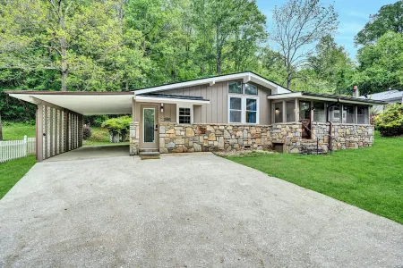 Charming Private Pet Friendly Cottage Minutes from Downtown Hendersonville