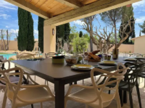 Fantastic private villa with heated saltwater pool in Provence Hôtels à : Modène