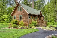 Cozy, Charming Two Bedroom McKenzie Bridge River Front Cabin for 2 Guests,