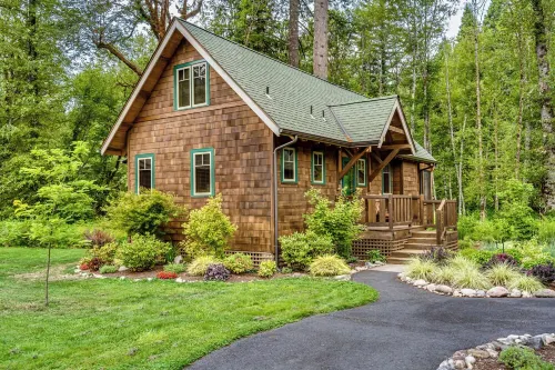 Cozy, Charming Two Bedroom McKenzie Bridge River Front Cabin for 2 Guests,