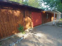 Creekfront 3-bedroom house with WiFi, AC in Happy Camp