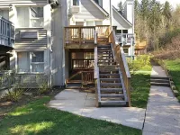 Rustic Mountainside Chalet Hotels in Blue Mountains