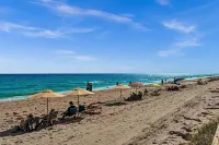 Stylish Beachfront Gem ~ Sea View, Pool, Gym, Pkg! - วิวทะเล