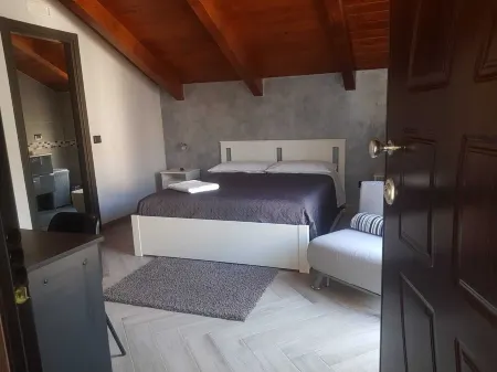 THE ATTIC ROOM- private penthouse