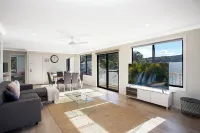 Renovated 3 bed Unit with Views Hotels in Umina Beach