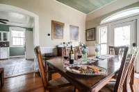 Prime location-Walk to food, Bars and Wineries! فنادق في Blanco County
