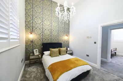 Beautiful 2 Bed Apartment Hotels near Mere Green Rd