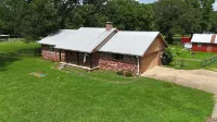 Charming 3-Bedroom Farmhouse on 2 Acres with WiFi and AC in Benton