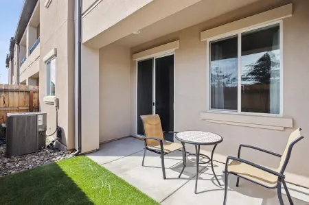 Ski & Relax: Updated Townhome Near Downtown, Casinos & Board Games! Отели рядом с достопримечательностью «Парк Ранчо Сан Рафаел Офф-Лиш Дог»