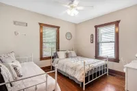 Rand House in WashMO - close to Purina & winery shuttle Hotels in Washington