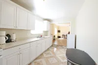 Contemporary remodeled and fully furnished Các khách sạn ở Northridge