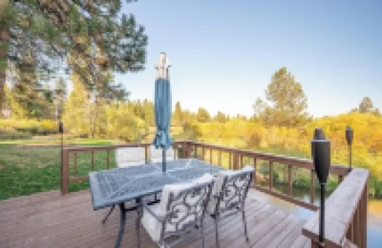 Riverfront Retreat / Hot Tub / Private Dock / Pet Friendly