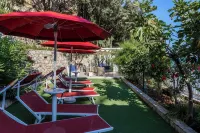 House with sea view, parking and private beach.