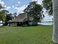 Cabin at the foot of the lagoon