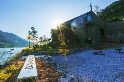 Hidden gem of Hanoi- container house by the lake Các khách sạn gần Hồ Đồng Đò