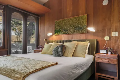 3 Bedroom Tree-House on Stilts!