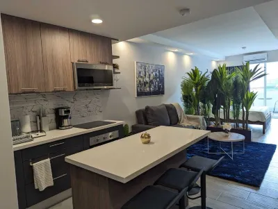 113 Rocks, Perfect location for business and having everything within reach.  호텔