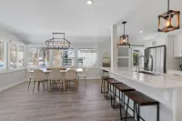 Charming 2-bedroom 1 full bath cottage in wonderful Fontana with AC, WiFi.