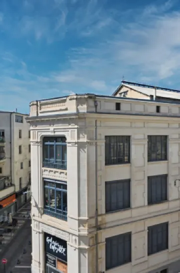 "L'authentique" - hyper center - lovely terrace!