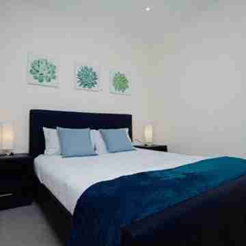 Exclusive Cul-de-Sac: 2 Bed En-suite Lux Skyline Rooms