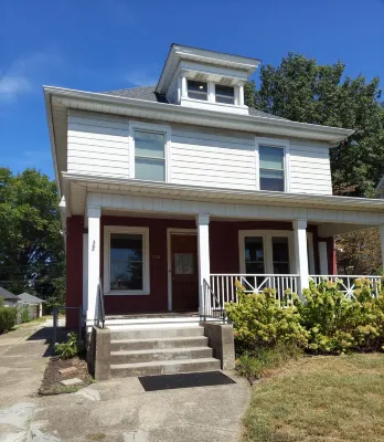 Charming historical 4 bd & 3 full ba home in Terre Haute with WiFi, AC & parking