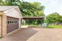 Cozy Up at the Bear’s Nest – Your Peaceful Retreat on the Brazos
