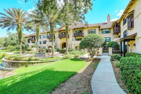 Laterra Oasis inside King and Bear World Golf Village - Resort style living Отели рядом с достопримечательностью «World Golf Village»