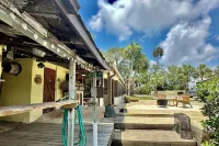 Old Florida Bungalow on a Tranquil Gulf Island Perfect for Couples or Anglers